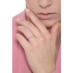 Anillo solitario de oro blanco 18 quilates con circonita blanca 2