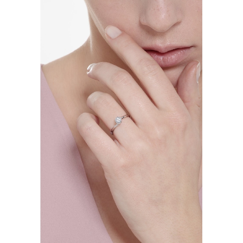 Anillo elegante en oro blanco 750 con circonita