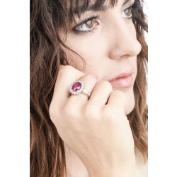 Anillo de oro blanco de 18 kilates con rubí central y diamantes 2