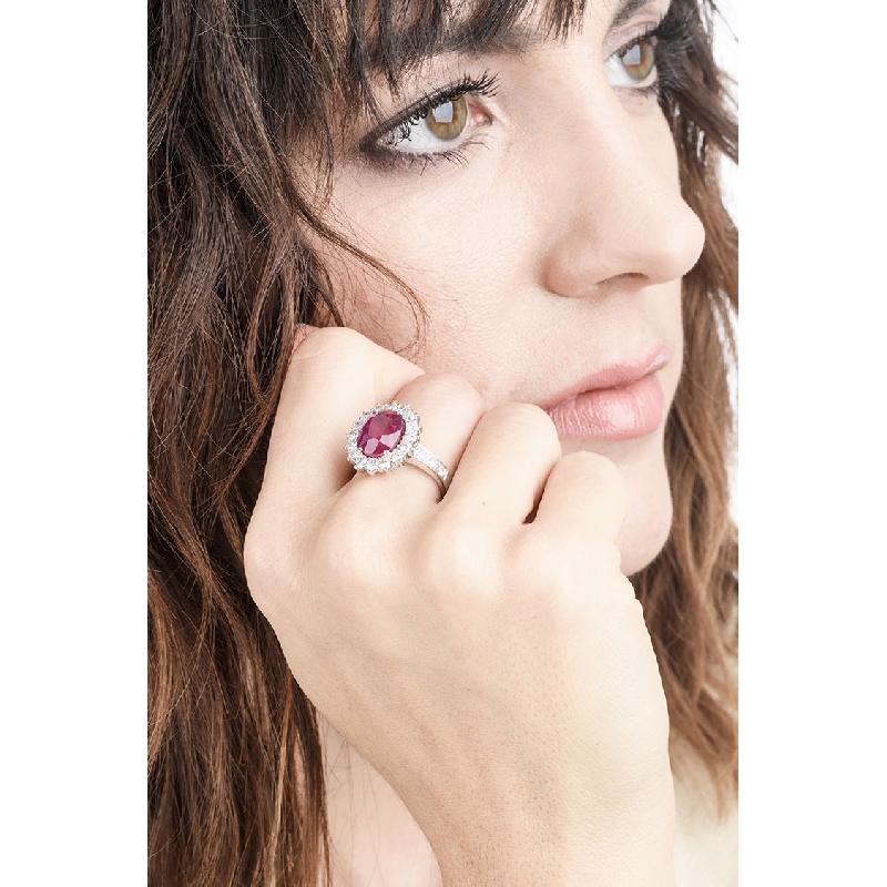 Anillo de oro blanco de 18 kilates con rubí central y diamantes Anillo de oro blanco de 18 kilates con rubí central y diamantes