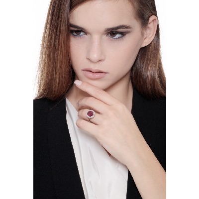 Anillo de oro blanco de 18 kilates con rubí ovalado y halo de diamantes