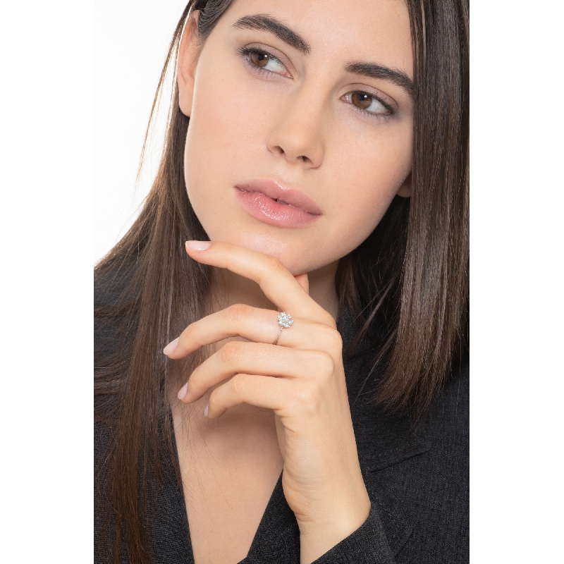 Anillo oro blanco 18k con diamantes en forma de flor