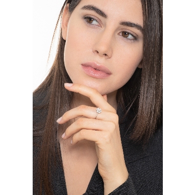 Anillo oro blanco 18k con diamantes en forma de flor