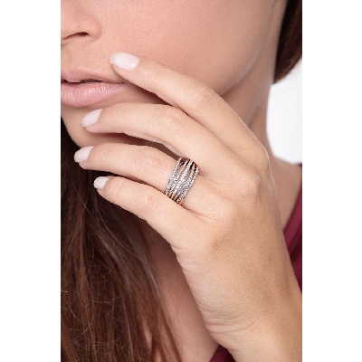 Anillo ancho en oro blanco de 18k con diamantes y hilos entrelazados