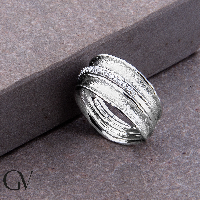 Anillo de fantasía en oro blanco 18k con diamantes