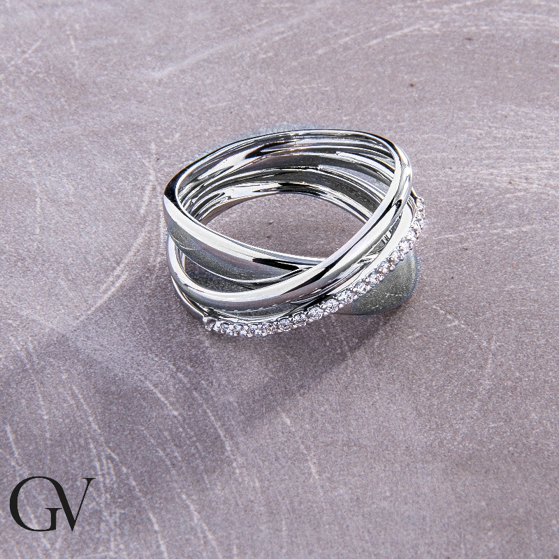 Anillo de banda en oro blanco 18k con diamantes y diseño cruzado