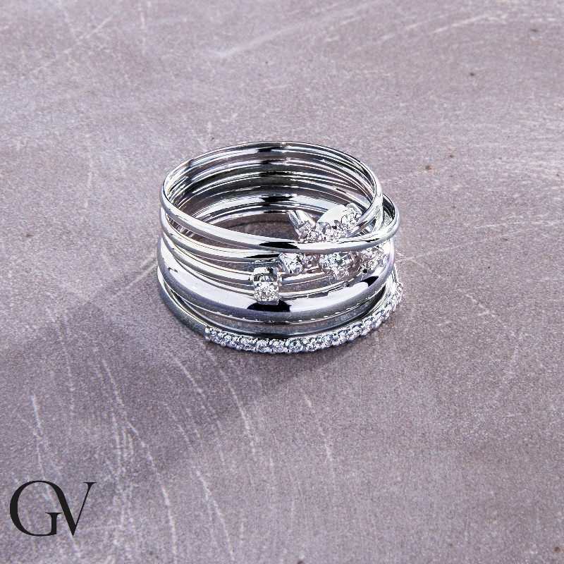 Anillo en oro blanco 18k con diamantes y diseño mariposa