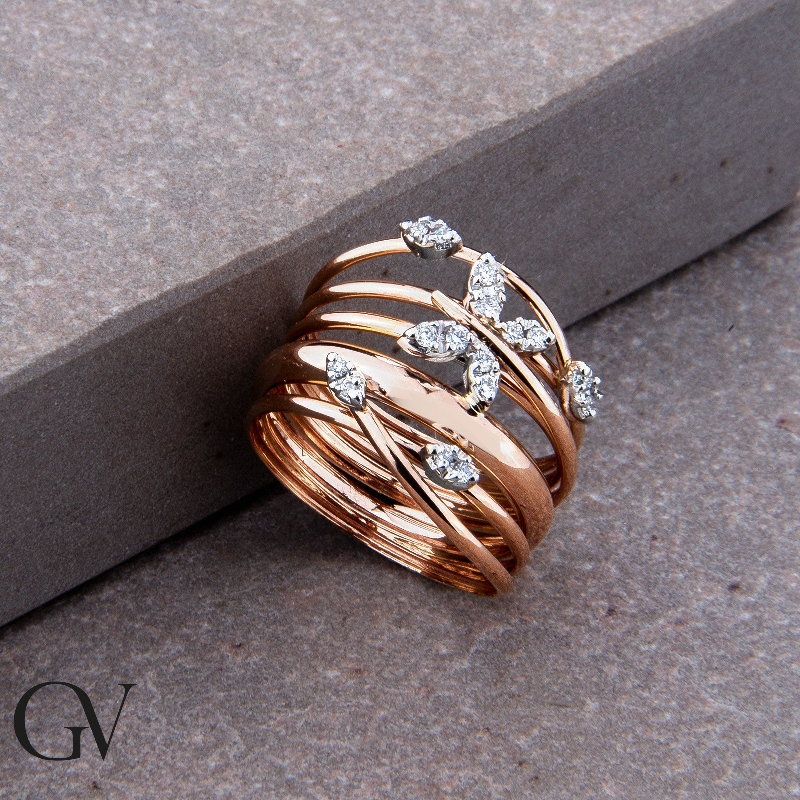 Anillo ancho en oro blanco y rosa de 18k con diamantes Anillo ancho en oro blanco y rosa de 18k con diamantes