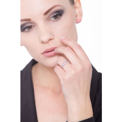 Anillo en oro blanco 18k con nombre SOFIA y diamantes