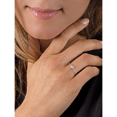Anillo en oro blanco de 18 quilates con diamante talla brillante de 0,07 ct