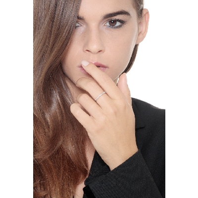 Anillo de alianza en oro blanco 18k con diamantes