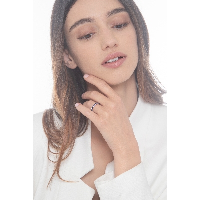 Anillo alianza oro blanco 18k con zafiros azules