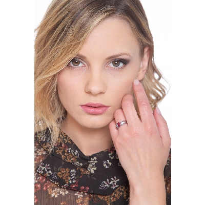 Anillo oro blanco de 18k con un rubí oval y diamantes