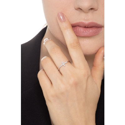 Anillo con cruz en oro blanco 18k y diamantes