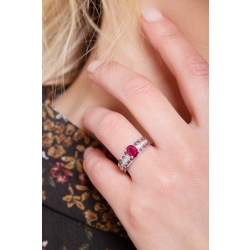 Anillo oro blanco de 18k con un rubí oval y diamantes 2