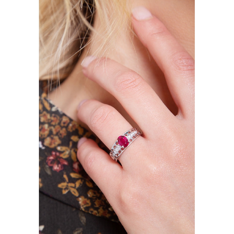 Anillo oro blanco de 18k con un rubí oval y diamantes Anillo oro blanco de 18k con un rubí oval y diamantes