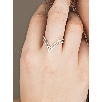 Anillo en V de doble fila en oro blanco 18k con diamantes