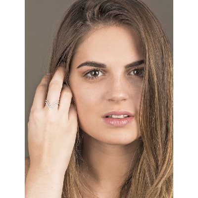 Anillo en V de doble fila en oro blanco 18k con diamantes