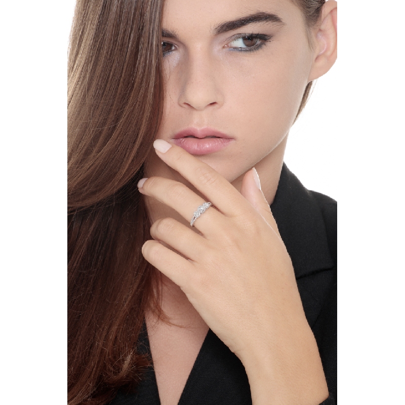 Anillo trilogy en oro blanco 18k con brazo cordonado y diamantes