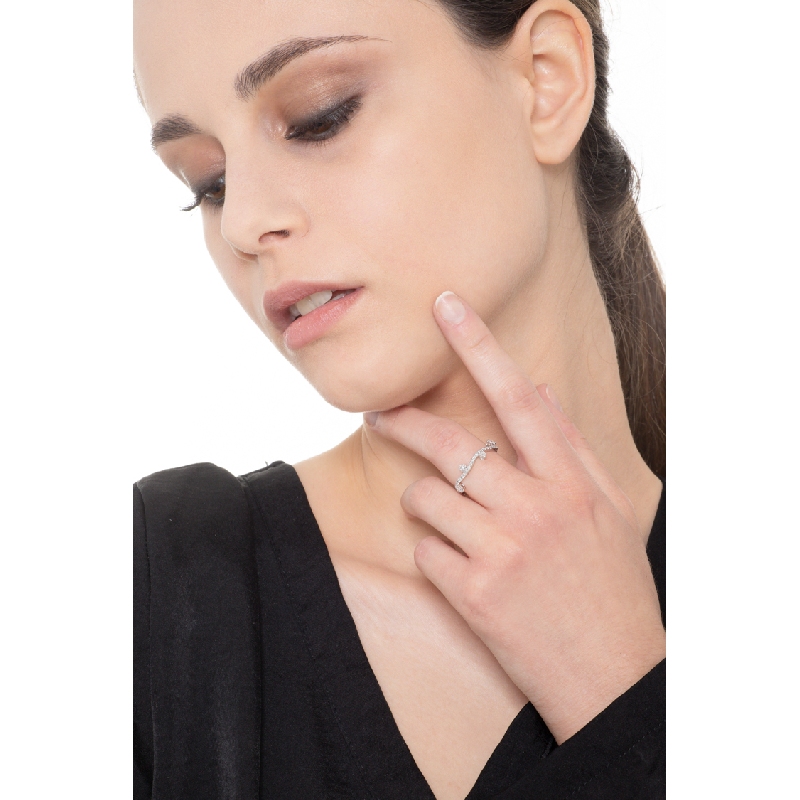 Anillo de mujer en oro blanco 18k con diseño ondulado y diamantes