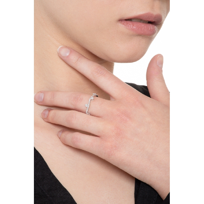 Anillo de mujer en oro blanco 18k con diseño ondulado y diamantes