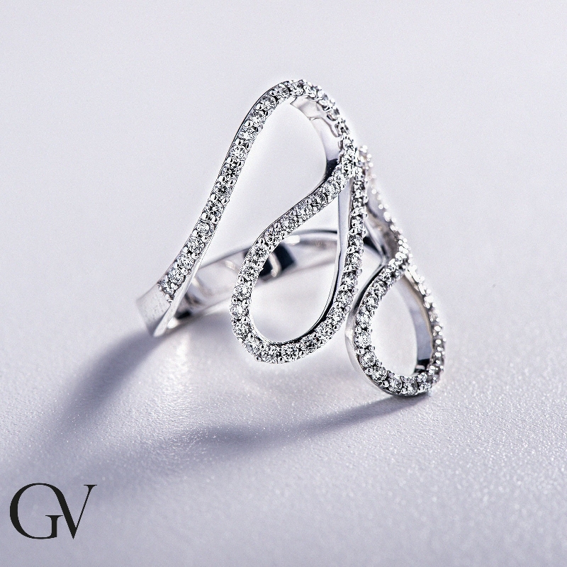 Anillo en oro blanco 18k con líneas onduladas y diamantes