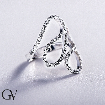 Anillo en oro blanco 18k con líneas onduladas y diamantes