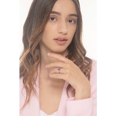 Anillo en oro blanco de 18 quilates con 2 diamantes y una tanzanita en el centro