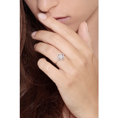 Anillo flor en oro blanco 18k con diamantes