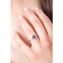 Anillo en oro blanco de 18k en forma de flor con zafiros azules 2