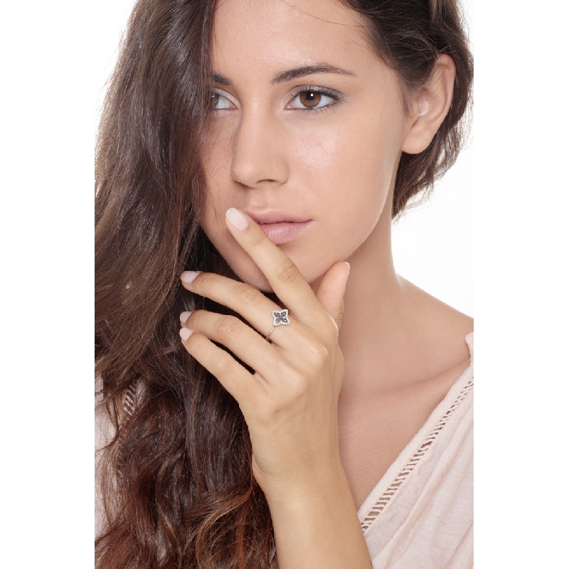 Anillo estrella en oro blanco 18k con diamantes negros y blancos