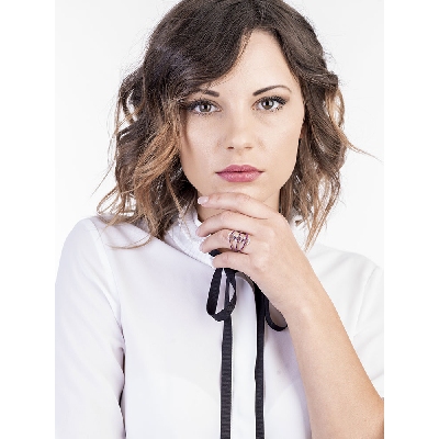 Anillo banda en oro blanco 18k con diamantes y rubíes