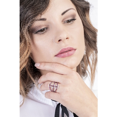 Anillo banda en oro blanco 18k con diamantes y rubíes