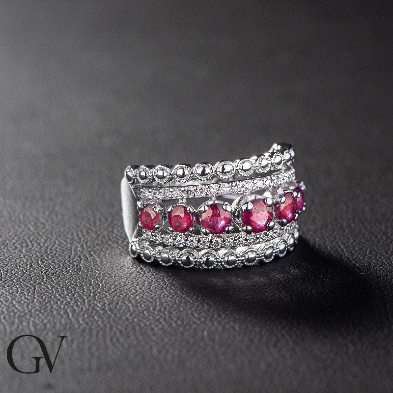 Anillo banda en oro blanco con rubíes y diamantes Anillo banda en oro blanco con rubíes y diamantes