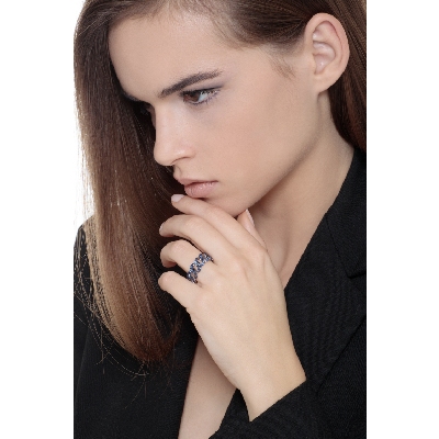 Anillo groumette flexible en oro blanco 18k con zafiros azules