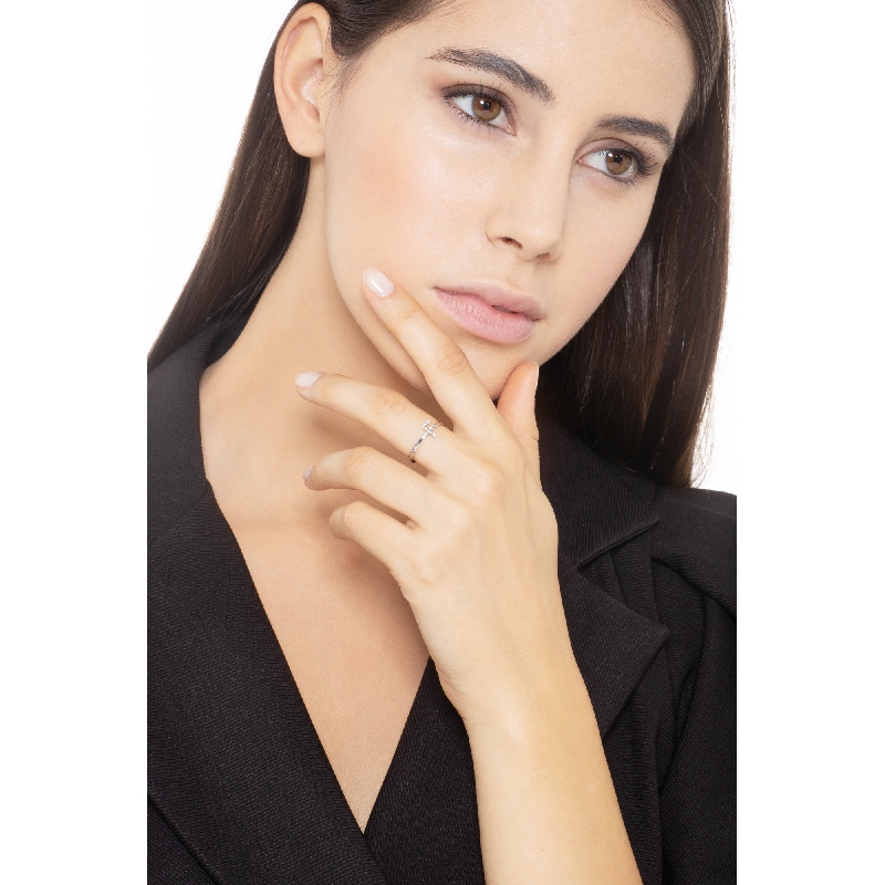 Anillo en oro blanco 18k con letra F engastada en diamantes