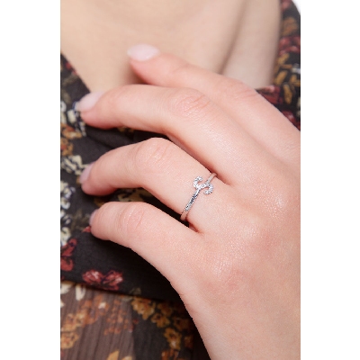 Anillo con letra S en oro blanco y diamantes