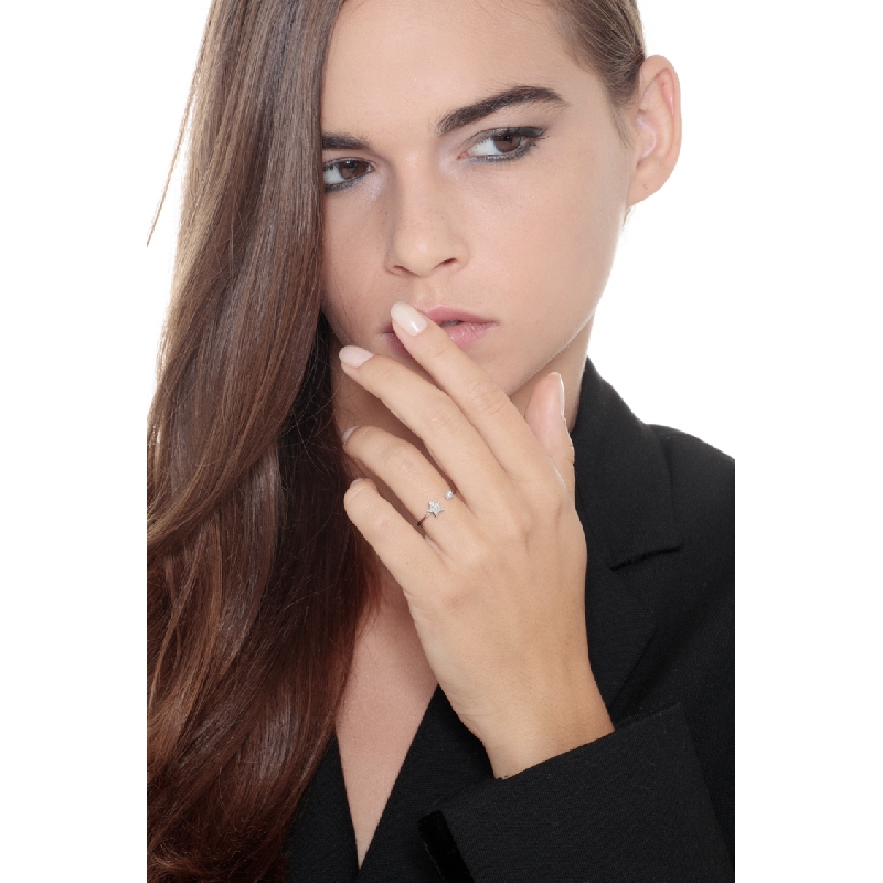 Anillo abierto en oro blanco 18k con estrella y diamantes