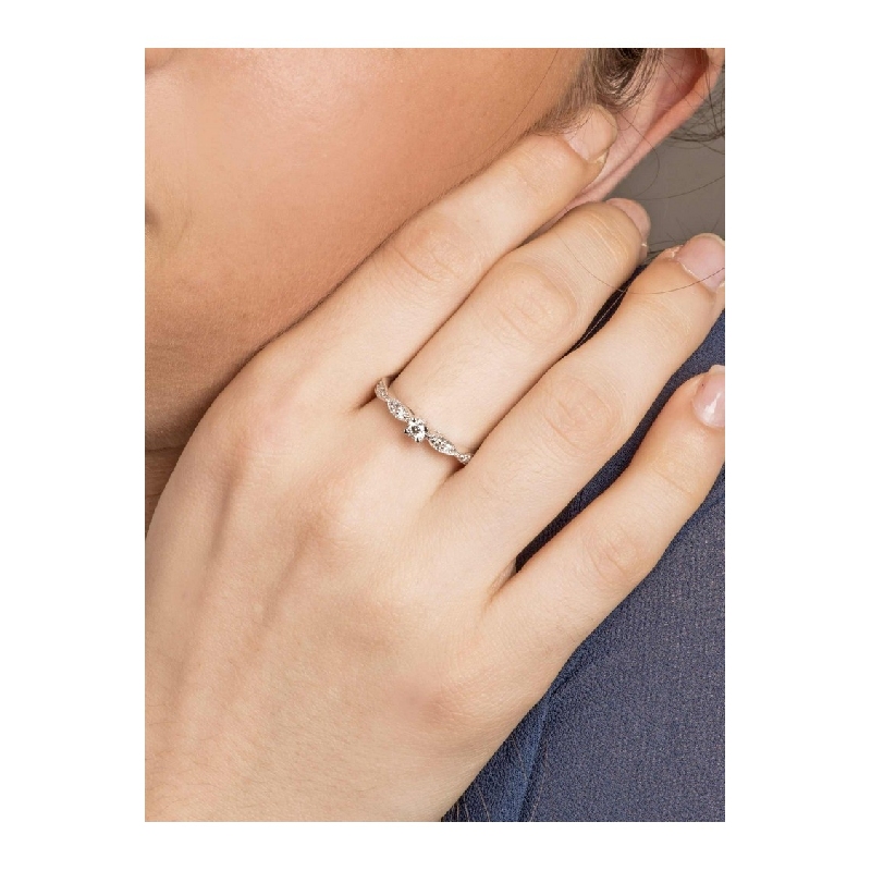 Anillo de compromiso solitario en oro blanco de 18k con diseño de hojas y diamantes brillantes