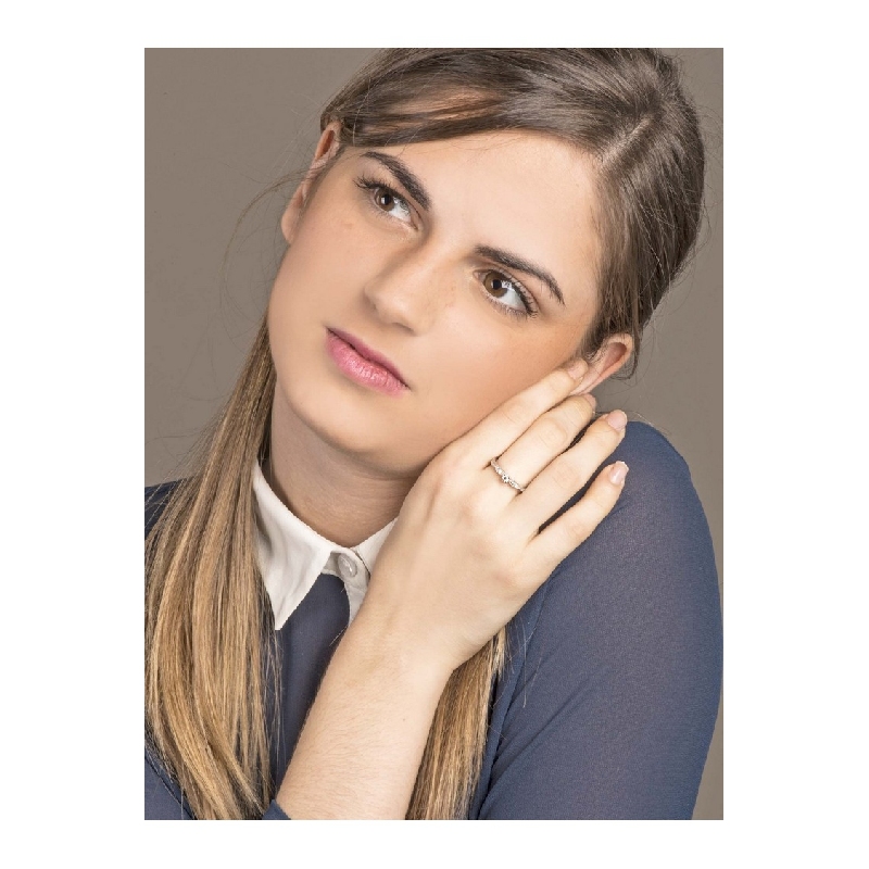 Anillo de compromiso solitario en oro blanco de 18k con diseño de hojas y diamantes brillantes