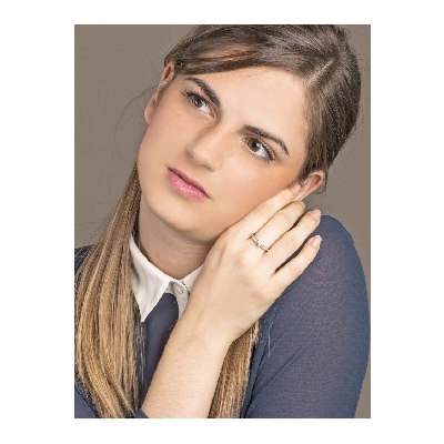 Anillo de compromiso solitario en oro blanco de 18k con diseño de hojas y diamantes brillantes