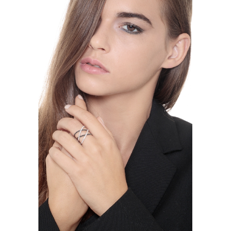 Anillo cruzado en oro blanco 18k con diamantes blancos y negros
