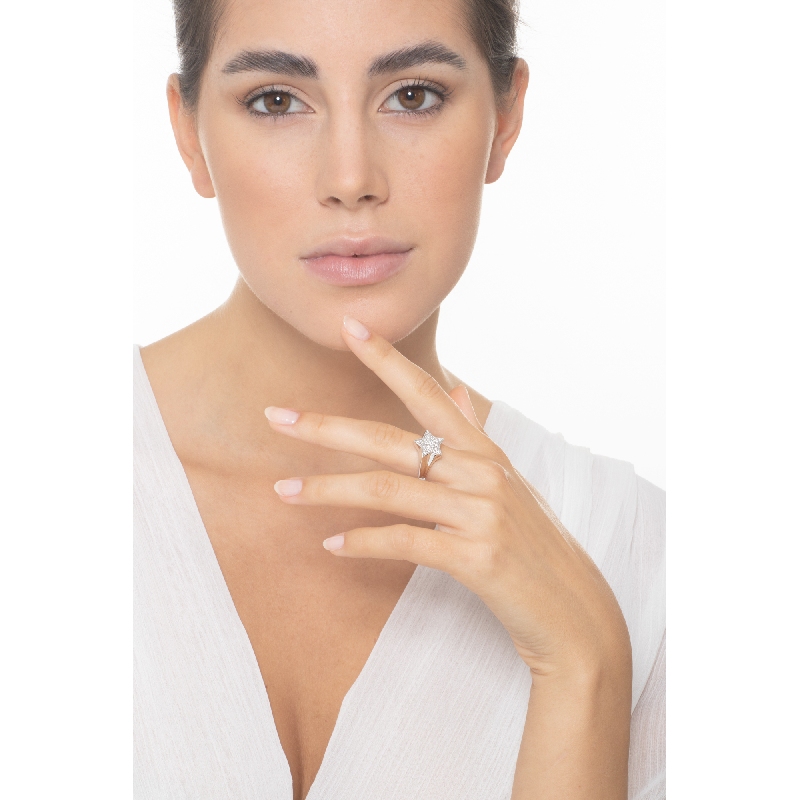 Anillo en oro blanco 18k con pavé de diamantes estrella