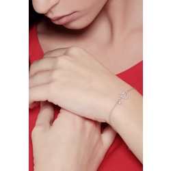Pulsera de oro blanco de 18k con un corazón de diamantes 2