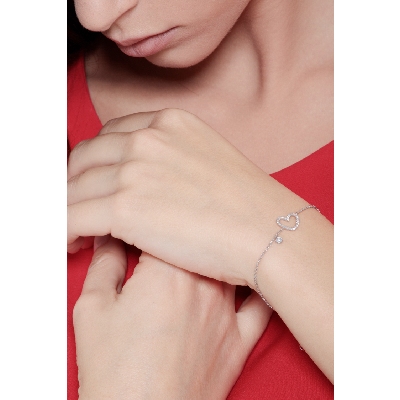 Pulsera de oro blanco de 18k con un corazón de diamantes