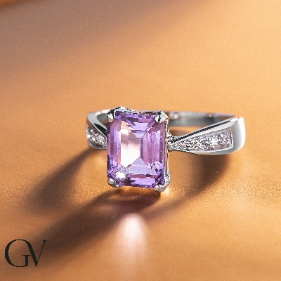 Anillo de oro blanco de 18k con una amatista y diamantes 