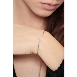 Pulsera rigida de oro con letra D en diamantes 2