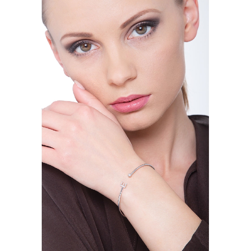 Pulsera rigida de oro con letra E en diamantes Pulsera rigida de oro con letra E en diamantes