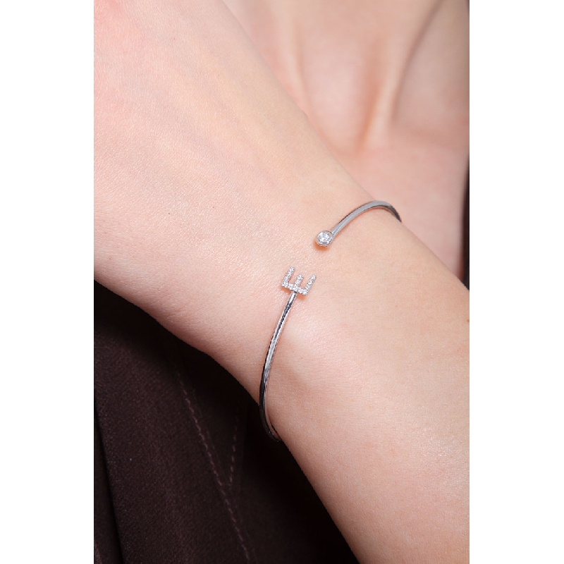 Pulsera rigida de oro con letra E en diamantes Pulsera rigida de oro con letra E en diamantes