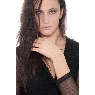 Pulsera rigida de oro con letra I en diamantes